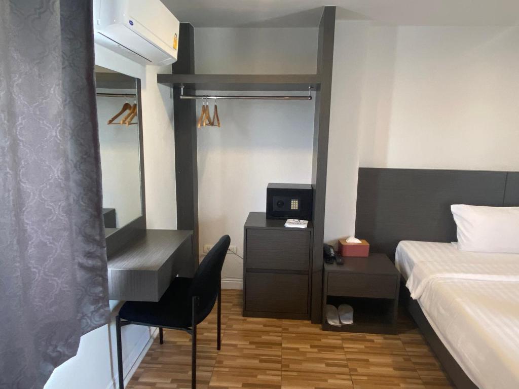 Postel nebo postele na pokoji v ubytování 77 Patong Hotel & Spa