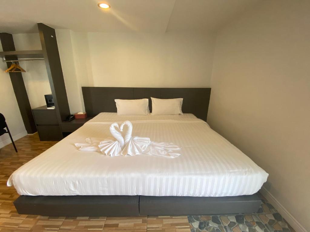 Postel nebo postele na pokoji v ubytování 77 Patong Hotel & Spa