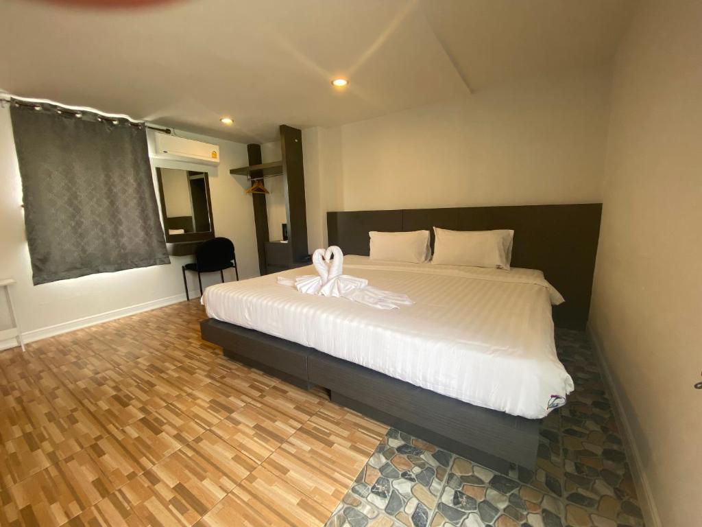 Postel nebo postele na pokoji v ubytování 77 Patong Hotel & Spa