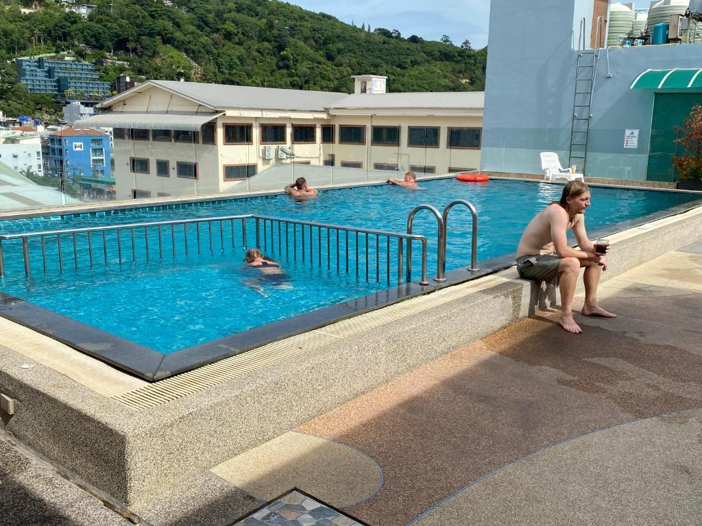 Bazén v ubytování 77 Patong Hotel & Spa nebo v jeho okolí