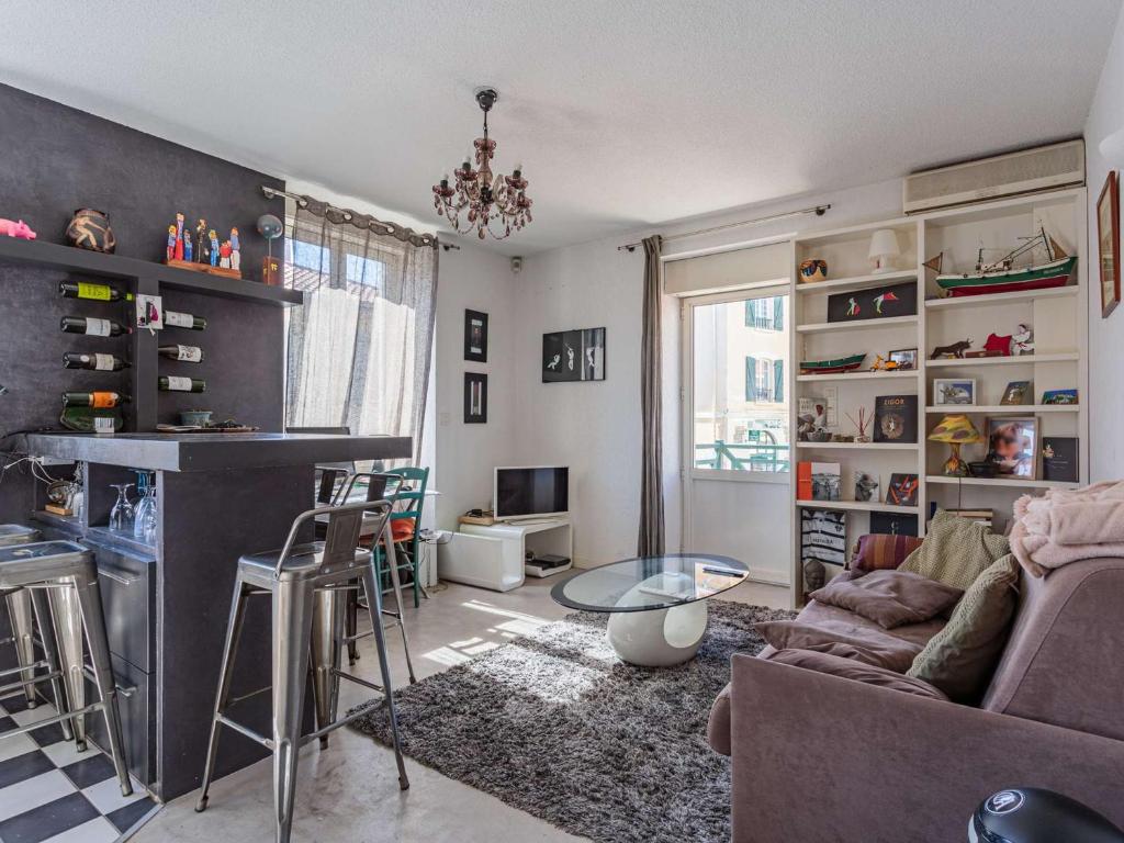 Photo de la galerie de l'établissement Appartement cosy au cœur des Halles de Biarritz, à 10 min des plages, avec balcon et wifi gratuit - FR-1-3-609, à Biarritz