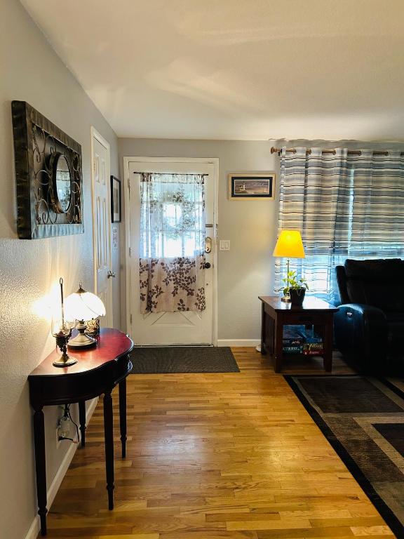 Posezení v ubytování Emerald City 3 Bedroom 1 bath Home