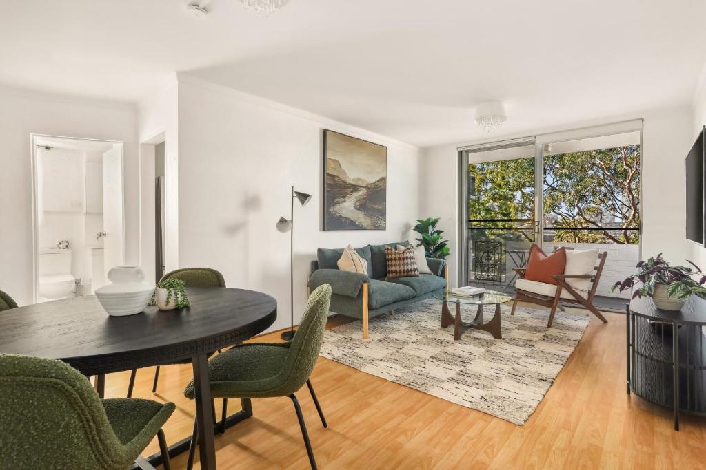 un salon avec une table et un canapé dans l'établissement Glebe Tranquil Retreat - 2bd with parking, à Sydney