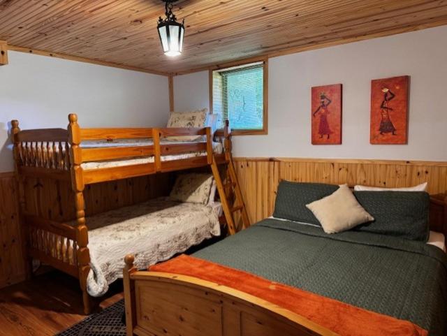 a bedroom with two bunk beds in a cabin at l'appartement in Tadoussac