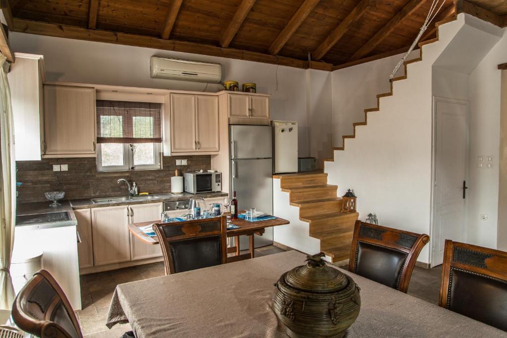Kuchyň nebo kuchyňský kout v ubytování Portolos House: Escape to Ithaca