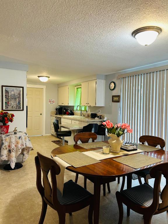 Fotografie z fotogalerie ubytování Emerald City 3 Bedroom 1 bath Home v destinaci Eugene