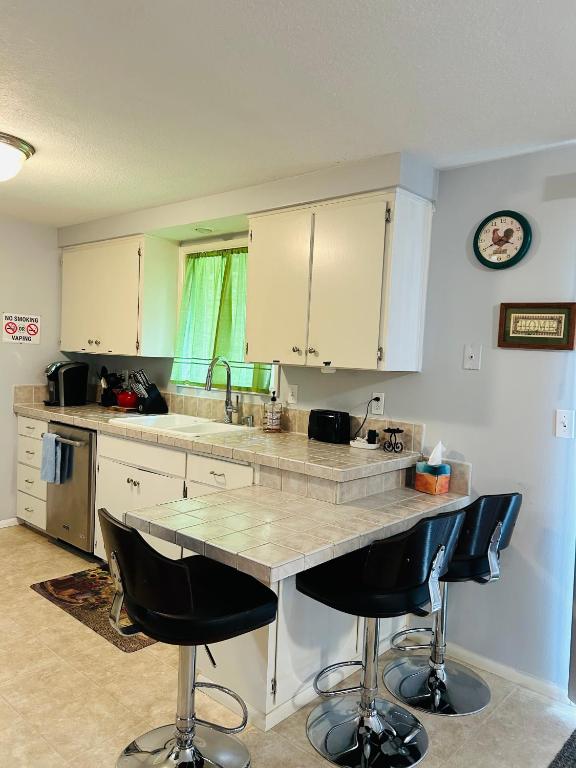 Kuchyň nebo kuchyňský kout v ubytování Emerald City 3 Bedroom 1 bath Home
