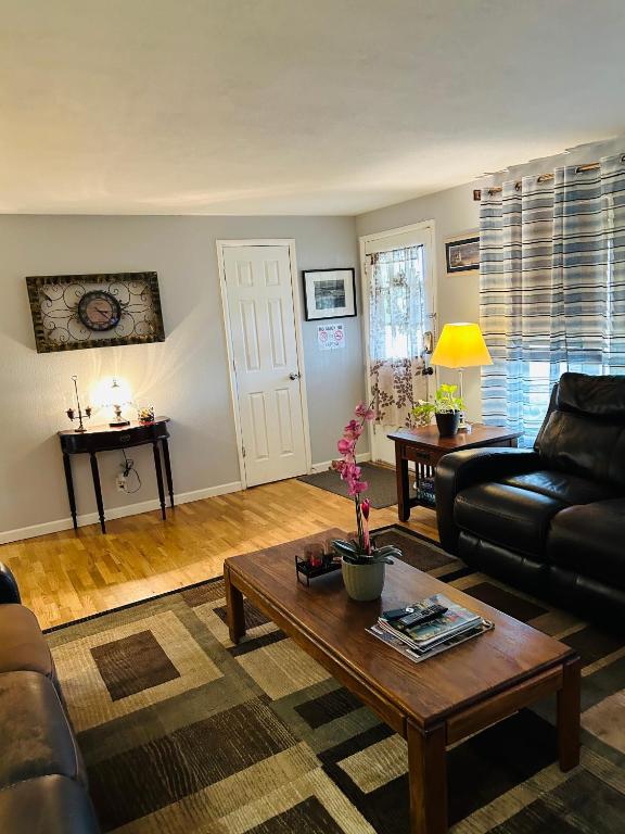 Posezení v ubytování Emerald City 3 Bedroom 1 bath Home