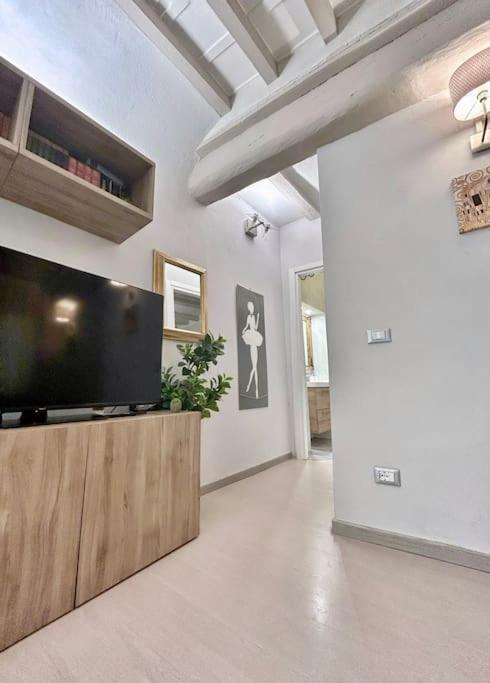 Televízia a/alebo spoločenská miestnosť v ubytovaní Sweet house near piazza della signoria