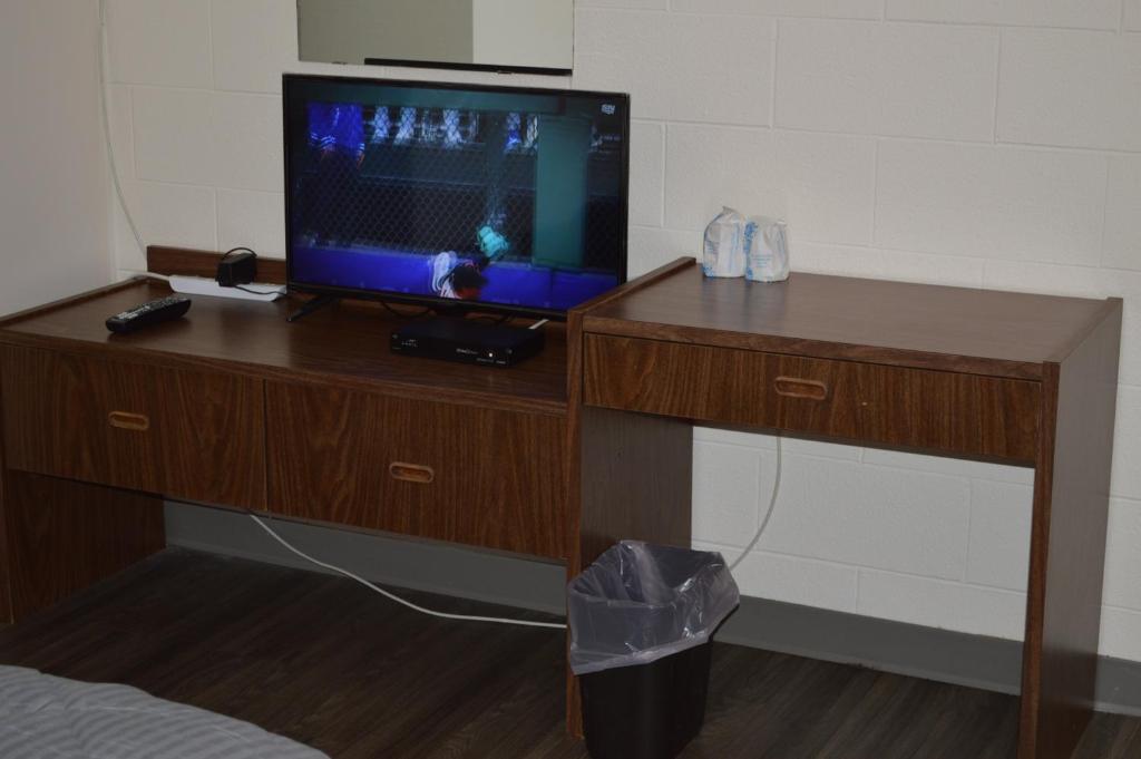TV a/nebo společenská místnost v ubytování A1 Motel And Campground