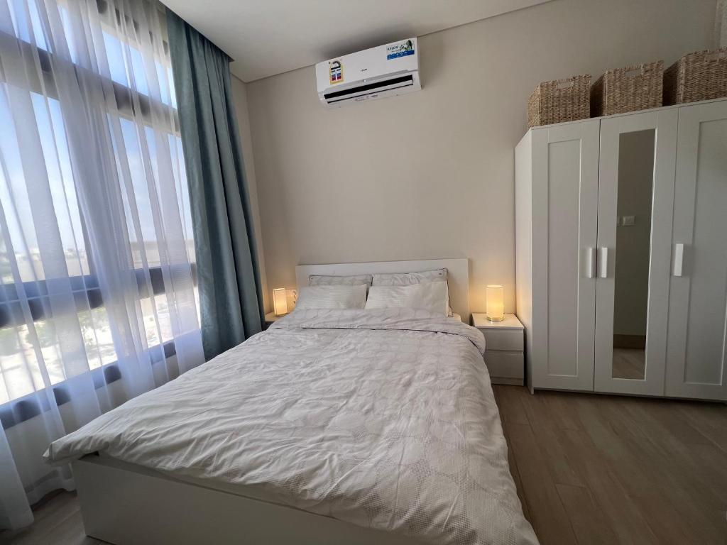 Postel nebo postele na pokoji v ubytování Lotus Apartment Hawana Salalah