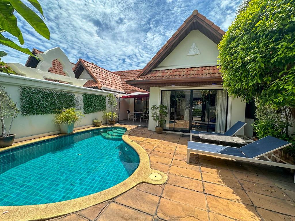 a swimming pool in front of a house at VIEW TALAY VILLAs POOL 53, JOMTIEN BEACH, PATTAYA in Jomtien Beach