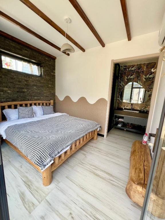 Postel nebo postele na pokoji v ubytování Gubeikou Great Wall Yunyeshu Boutique Guesthome