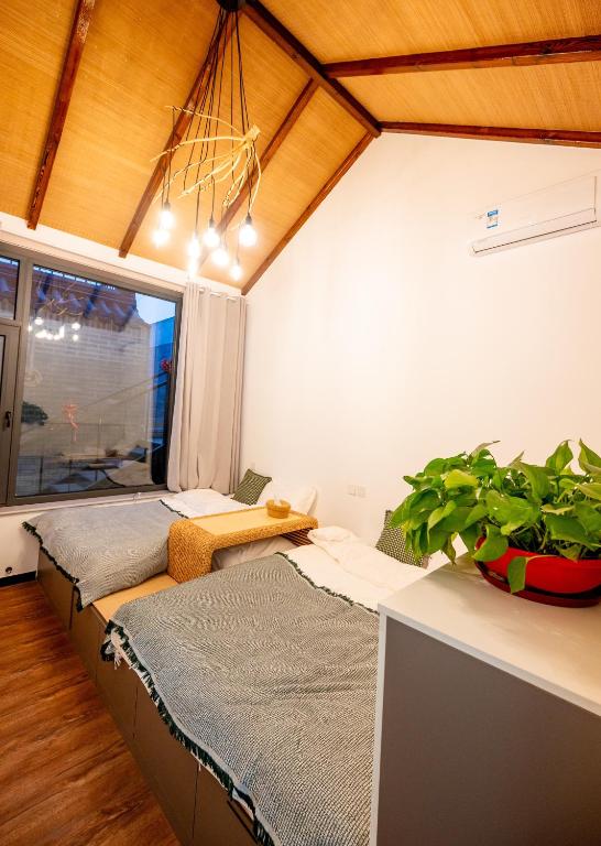 Postel nebo postele na pokoji v ubytování Gubeikou Great Wall Yunyeshu Boutique Guesthome