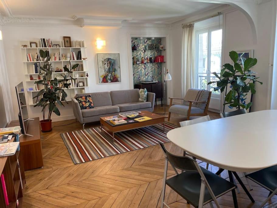 un salon avec un canapé et une table dans l'établissement Paris West LivingTrendy area spacious apt 2BR Opéra Montmartre, à Paris