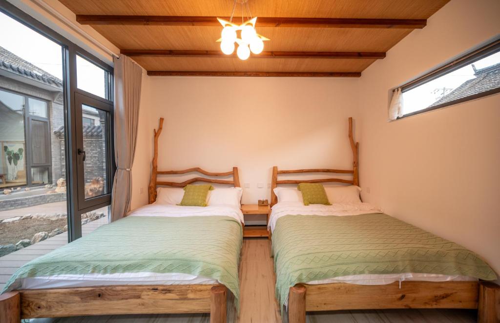 Postel nebo postele na pokoji v ubytování Gubeikou Great Wall Yunyeshu Boutique Guesthome