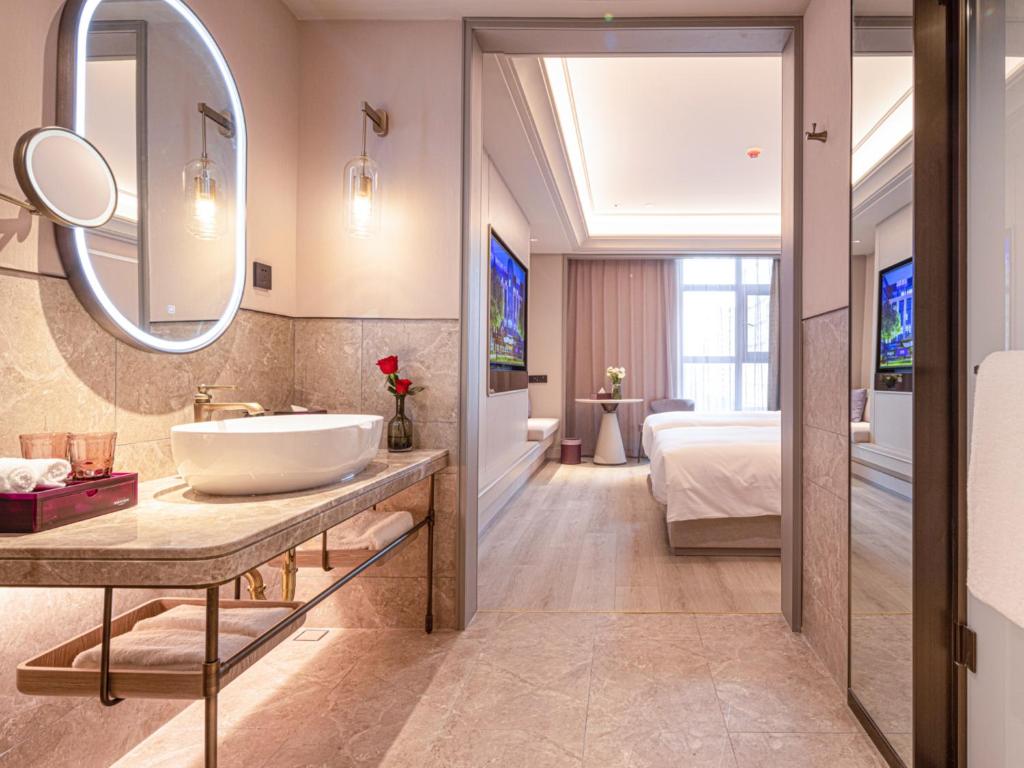 Postel nebo postele na pokoji v ubytování Mercure Xian Dazhai Road