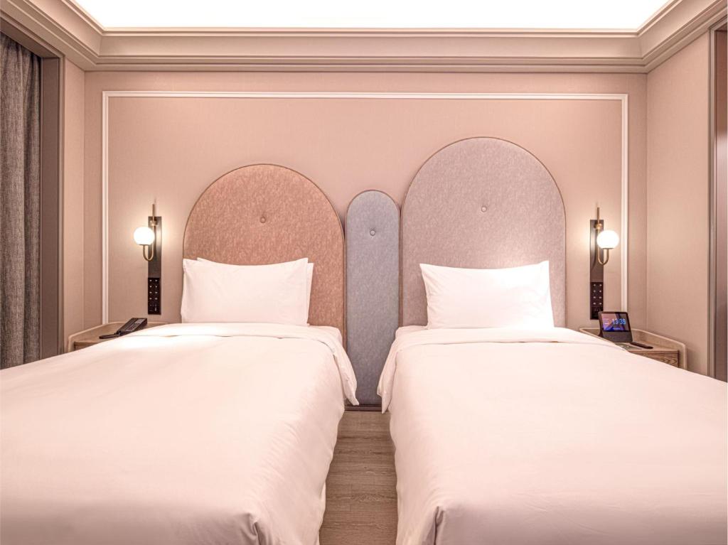 Postel nebo postele na pokoji v ubytování Mercure Xian Dazhai Road