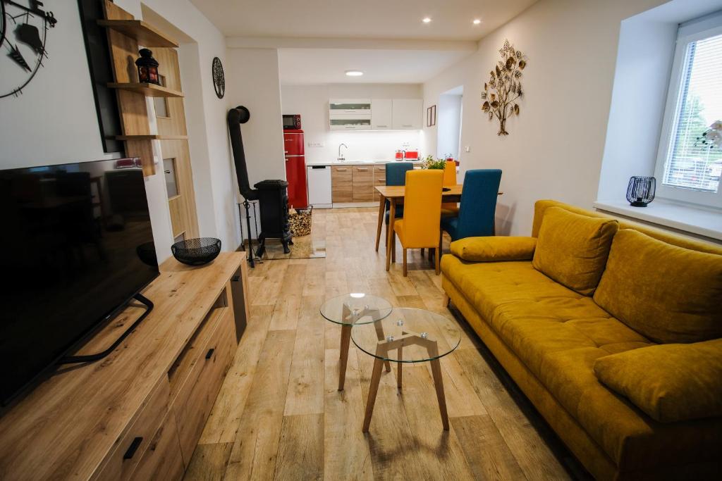 Posezení v ubytování APARTMÁN ZLATÝ DUB