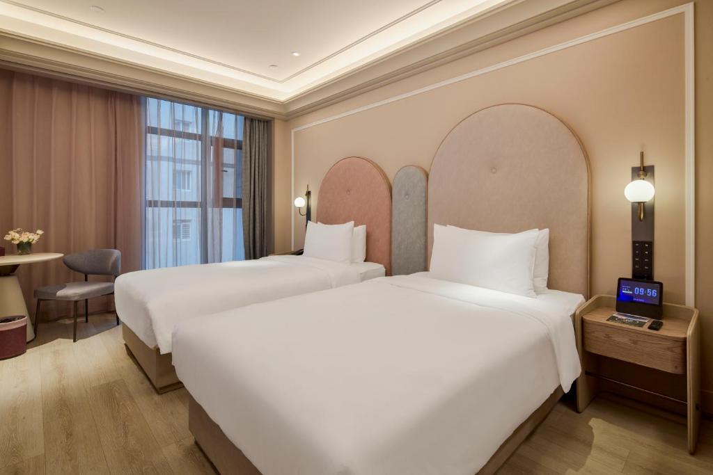 Postel nebo postele na pokoji v ubytování Mercure Xian Dazhai Road