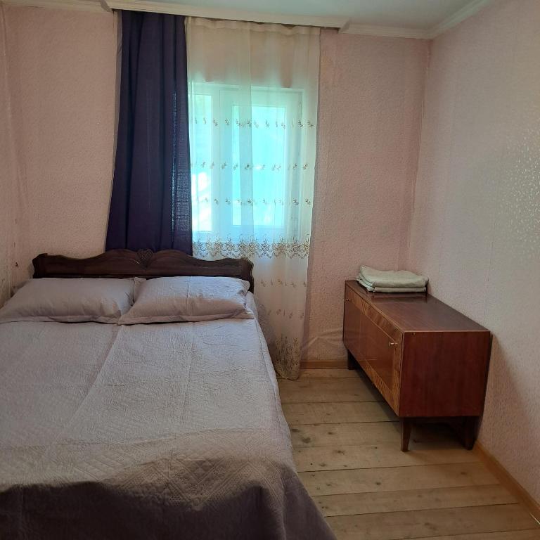 Postel nebo postele na pokoji v ubytování Chvibiani Guesthouse & Bar