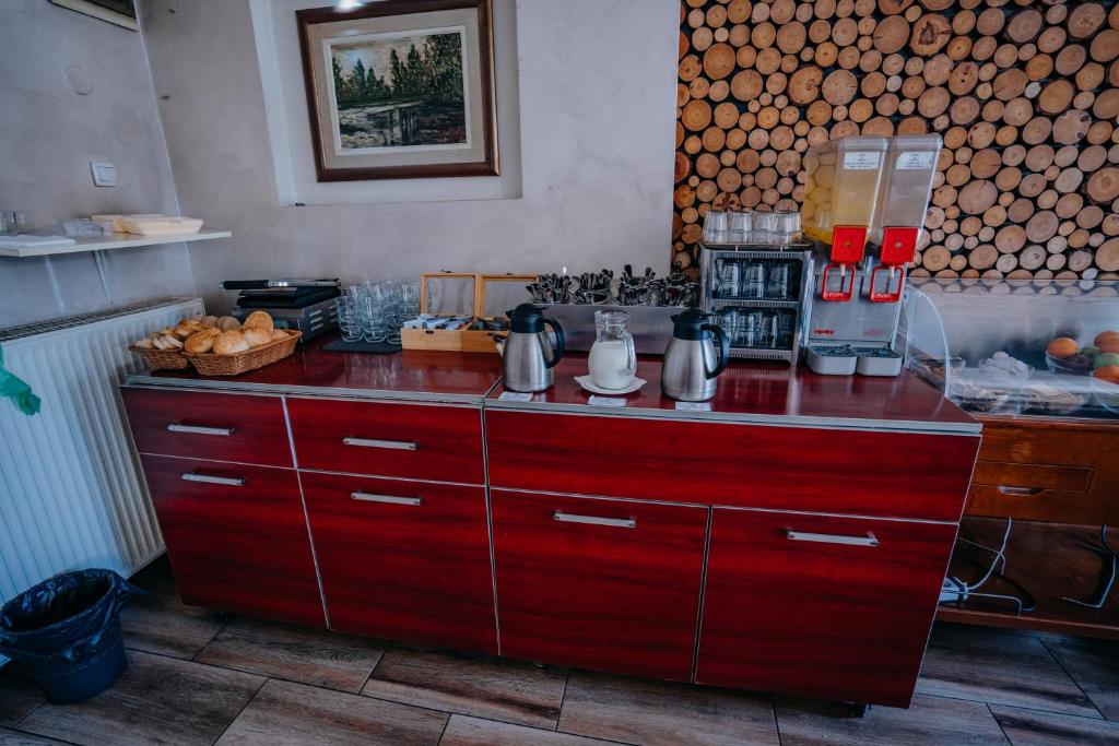 A kitchen or kitchenette at Gros Hotel - Leskovac