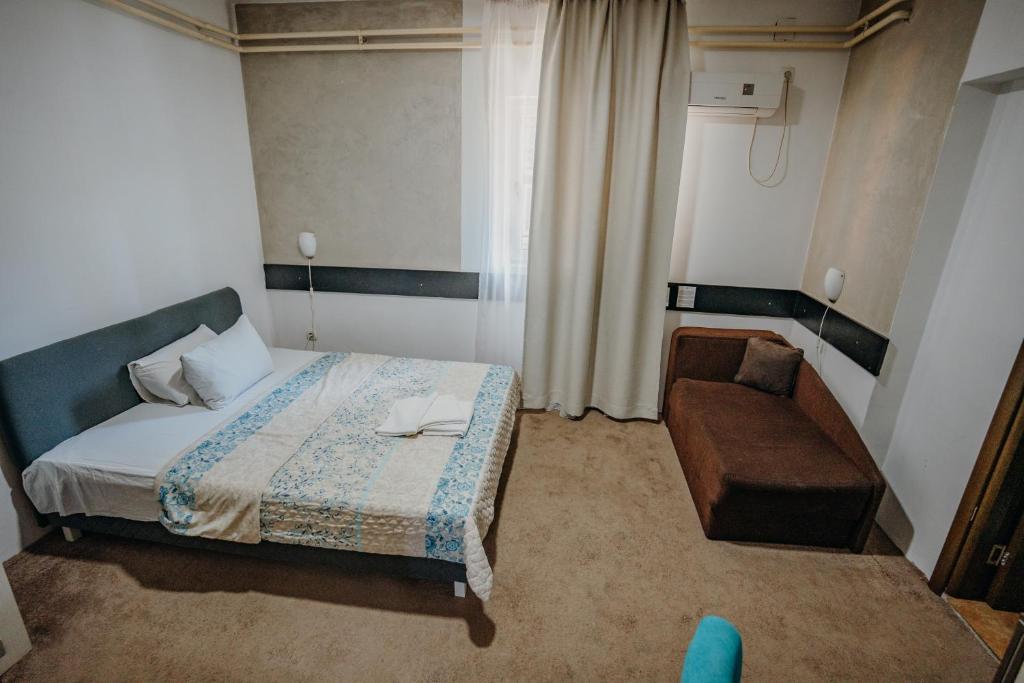 A bed or beds in a room at Gros Hotel - Leskovac