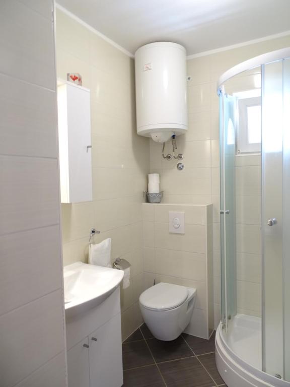 Kúpeľňa v ubytovaní 4pax Apartment ON THE BEACH with garden, sea view, terrace & parking - Ap A1