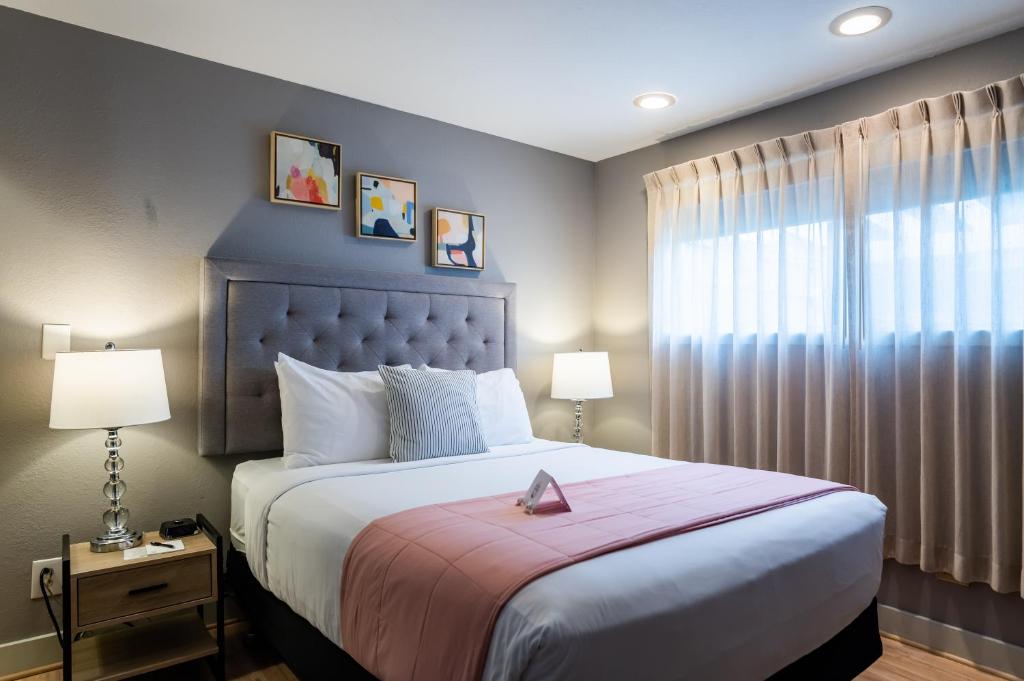 Un dormitorio con una cama grande y una ventana en Inn at Haystack Rock, en Cannon Beach