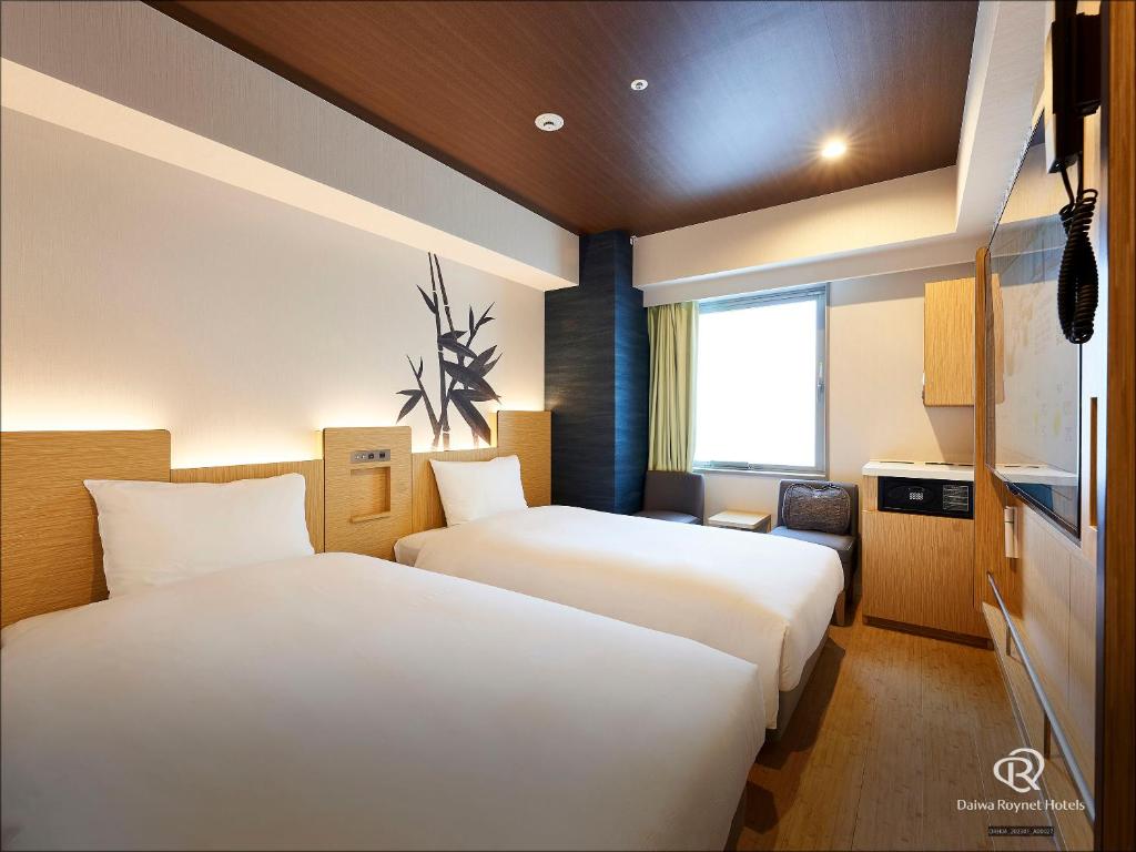 Postel nebo postele na pokoji v ubytování Daiwa Roynet Hotel Nagoya Fushimi