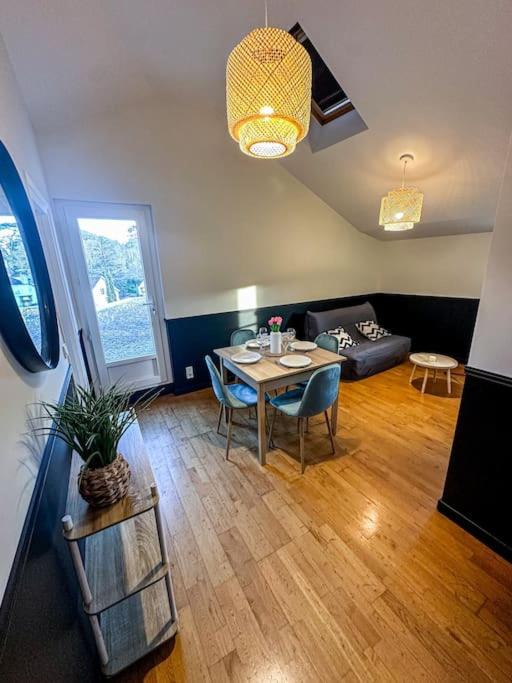 un salon avec une table et un canapé dans l'établissement Appartement cosy, à Souillac