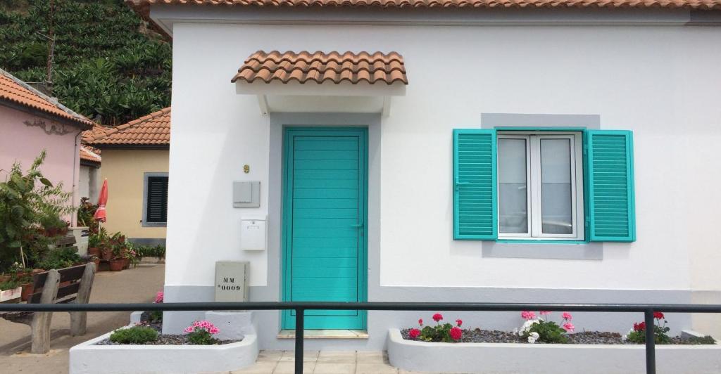 Madalena do MarにあるAqua Sea Houseの緑の扉と窓のある家