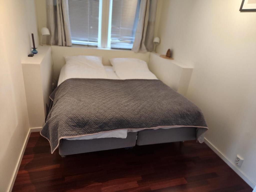 Cama pequeña en habitación pequeña con ventana en 1 & 2 Bedrooms Gardemoen Oslo Gjerdrum Residents, en Gjerdrum
