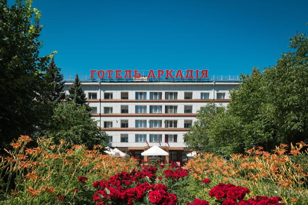 un hôtel avec un panneau au-dessus d'un bâtiment dans l'établissement Arcadia Hotel, à Odessa