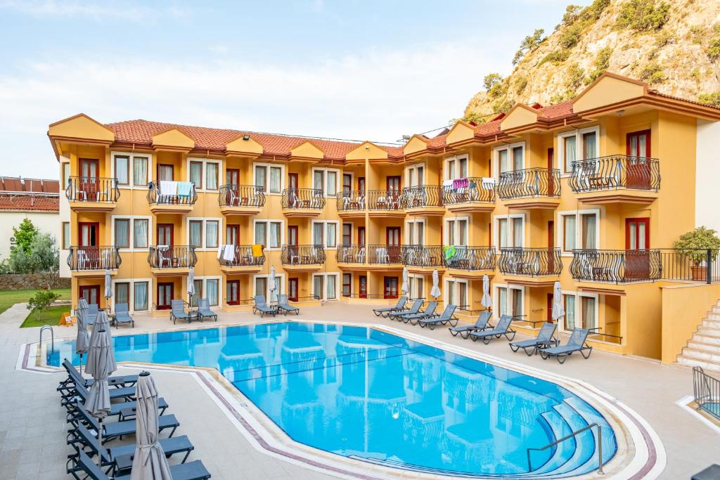 ein Hotel mit einem Pool und einem Resort in der Unterkunft Belcehan Beach in Oludeniz