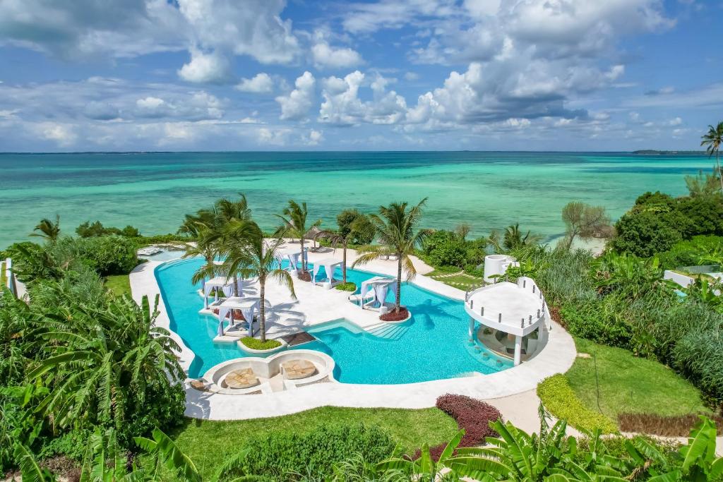 eine Luftansicht eines Resortpools mit Meerblick im Hintergrund in der Unterkunft Ycona Eco-Luxury Resort, Zanzibar in Dikoni