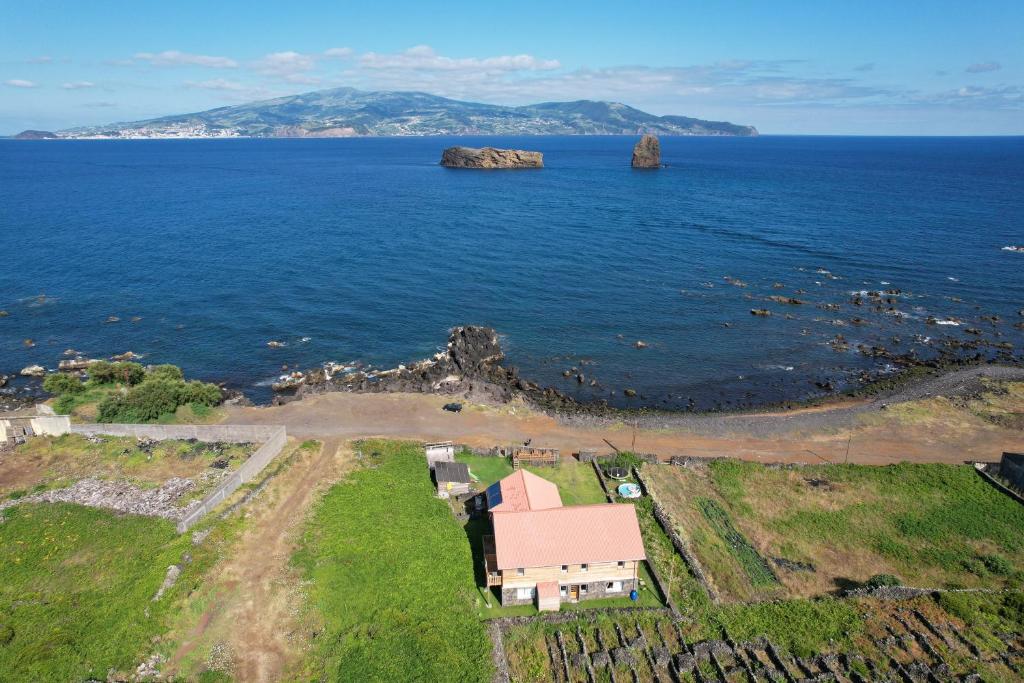 eine Luftansicht eines Hauses auf einer Insel im Ozean in der Unterkunft Casa-do-Mar in Madalena