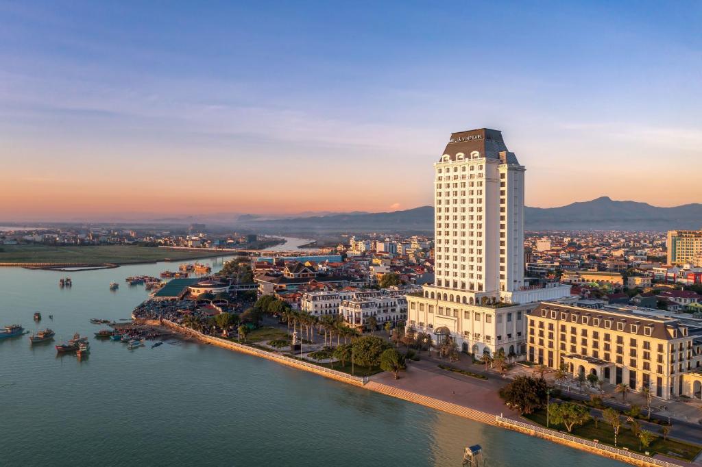 una vista aérea de una ciudad con un edificio alto en Melia Vinpearl Quang Binh en Ðồng Hới