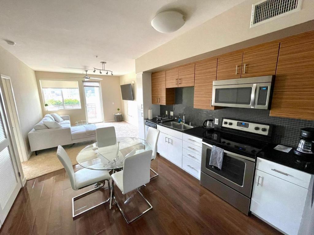 a kitchen and living room with a table and chairs at Luxury 2 Bedroom 2 Bathroom With Fitness Center and Pool in Los Angeles