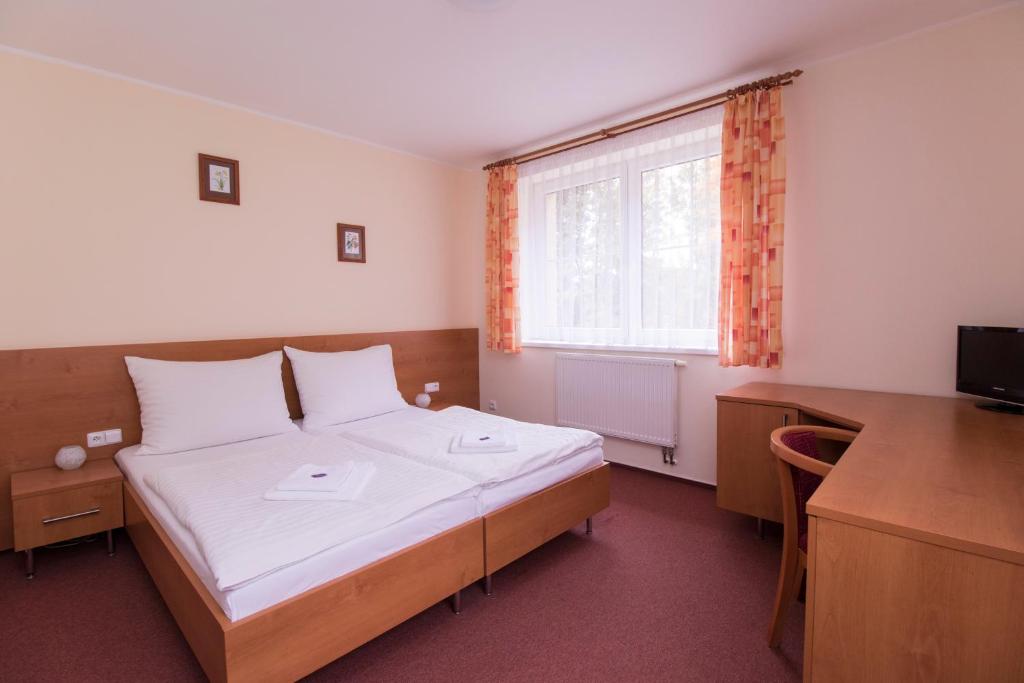Postel nebo postele na pokoji v ubytování Hotel České Žleby