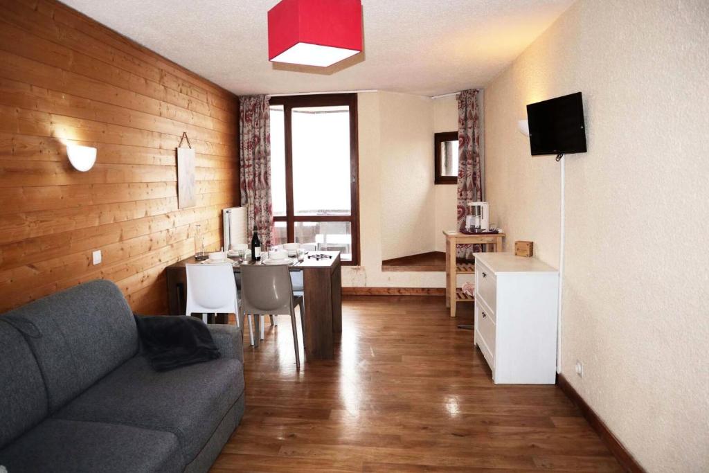 un salon avec un canapé et une table dans l'établissement Residence Le 1650 - Studio pour 4 personnes cœur de station des Orres 1650 MAE-8141, aux Orres
