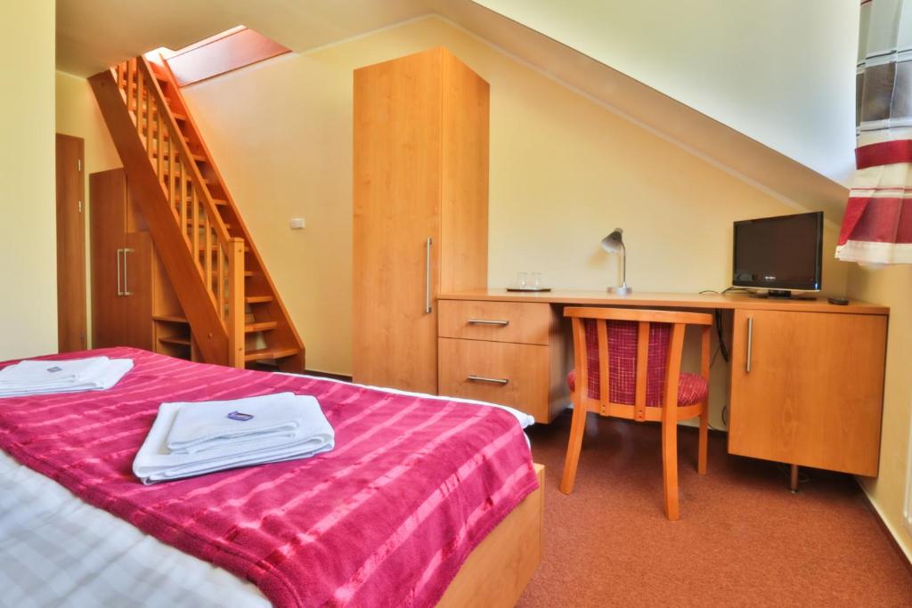 Postel nebo postele na pokoji v ubytování Hotel České Žleby