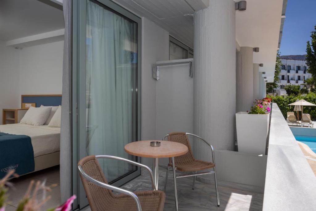 Bazén v ubytovaní Alia Beach Hotel by Estia alebo v jeho blízkosti