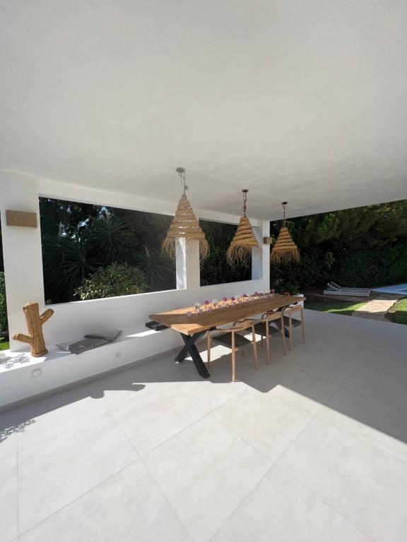 Fotografia z galérie ubytovania Villa Ibiza Chic à Calahonda - Piscine et Proximité Plage v Marbelli