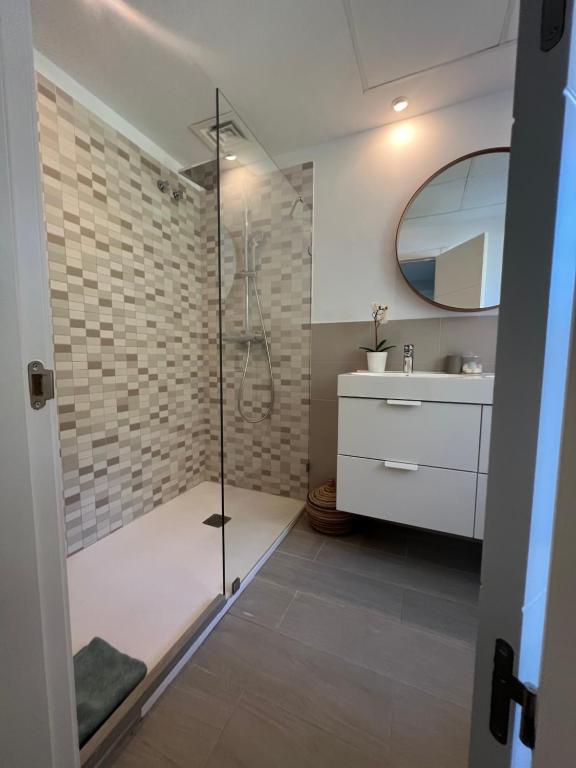 Kúpeľňa v ubytovaní Villa Ibiza Chic à Calahonda - Piscine et Proximité Plage