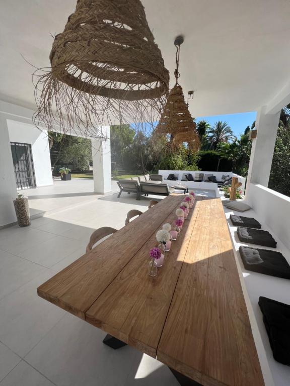 Fotografia z galérie ubytovania Villa Ibiza Chic à Calahonda - Piscine et Proximité Plage v Marbelli