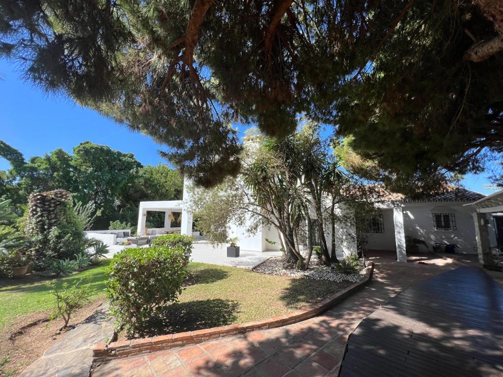 Vonkajšia záhrada v ubytovaní Villa Ibiza Chic à Calahonda - Piscine et Proximité Plage