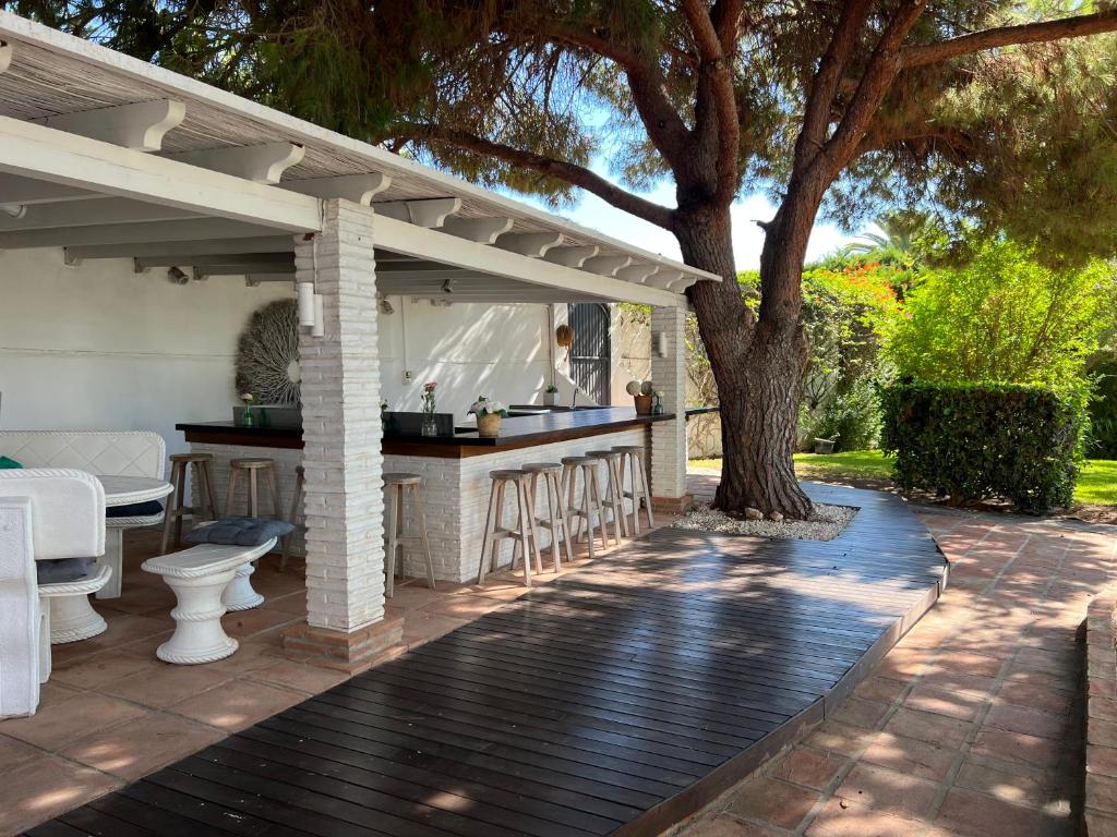 Vonkajšia záhrada v ubytovaní Villa Ibiza Chic à Calahonda - Piscine et Proximité Plage