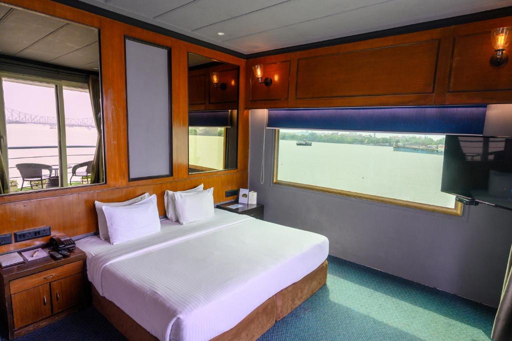 Una cama o camas en una habitación de Polo Floatel Kolkata