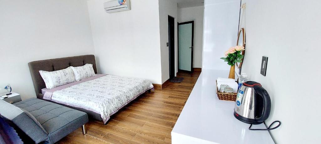 Hue House Stay - Villa phòng lẻ hoặc nguyên căn في Thôn Trường Giang: غرفة نوم بسرير وتلفزيون على طاولة